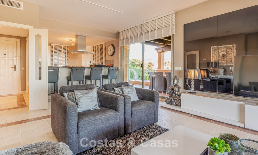 Schitterend penthouse met panoramische uitzichten te koop in een gated complex van Marbella - Benahavis 775870