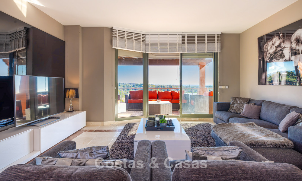 Schitterend penthouse met panoramische uitzichten te koop in een gated complex van Marbella - Benahavis 775879