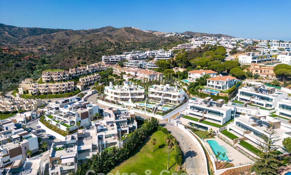 Nieuwe, grote designappartementen met golf- en zeezicht in een avant-garde bouwstijl te koop in Oost Marbella 776193