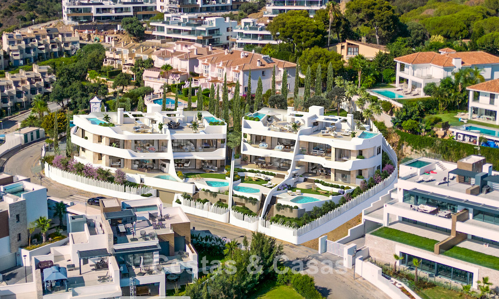 Nieuwe, grote designappartementen met golf- en zeezicht in een avant-garde bouwstijl te koop in Oost Marbella 776199