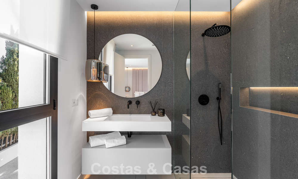 Luxueus gerenoveerde villa te koop op een steenworp van het strand in Oost Marbella 776388