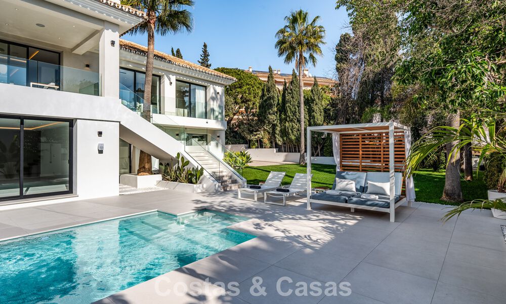 Luxueus gerenoveerde villa te koop op een steenworp van het strand in Oost Marbella 776405