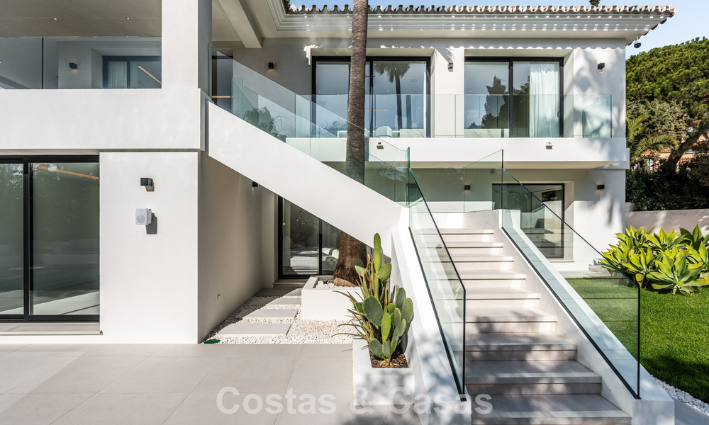 Luxueus gerenoveerde villa te koop op een steenworp van het strand in Oost Marbella 776406