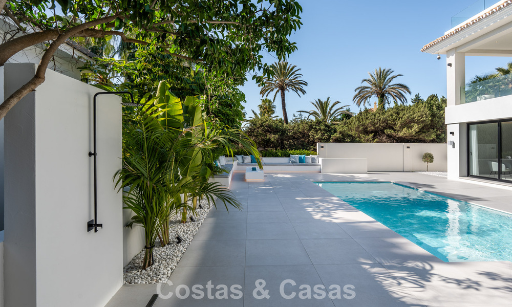 Luxueus gerenoveerde villa te koop op een steenworp van het strand in Oost Marbella 776407