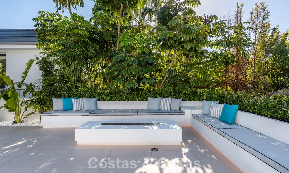 Luxueus gerenoveerde villa te koop op een steenworp van het strand in Oost Marbella 776408