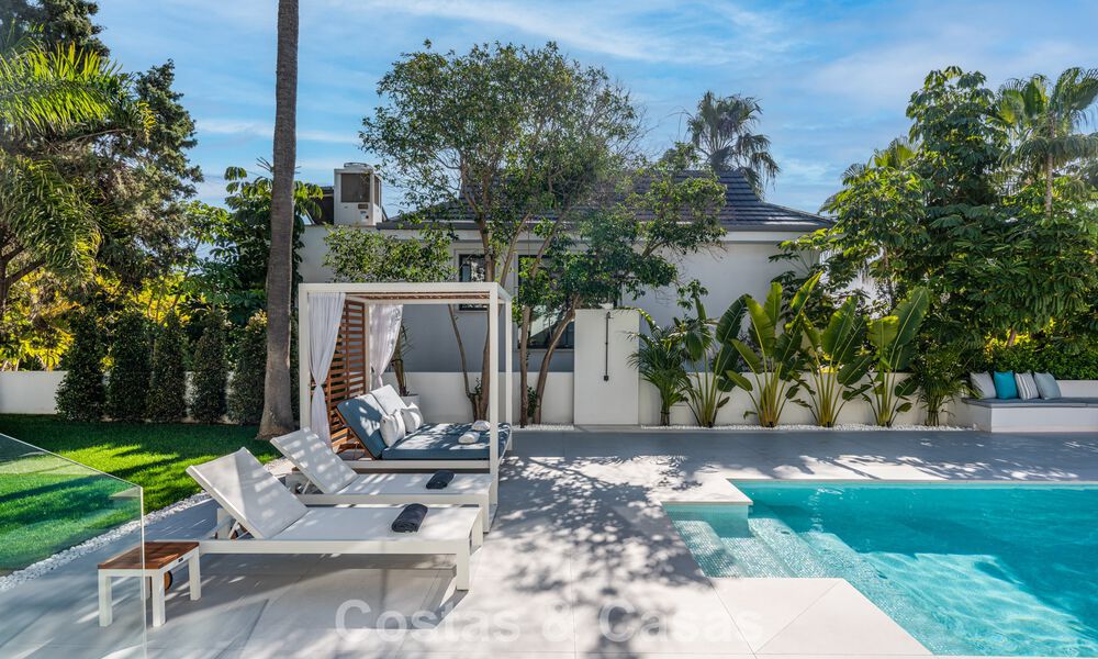 Luxueus gerenoveerde villa te koop op een steenworp van het strand in Oost Marbella 776409