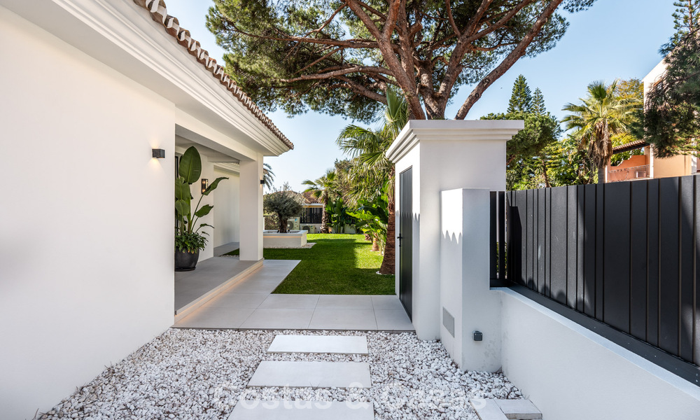 Luxueus gerenoveerde villa te koop op een steenworp van het strand in Oost Marbella 776413