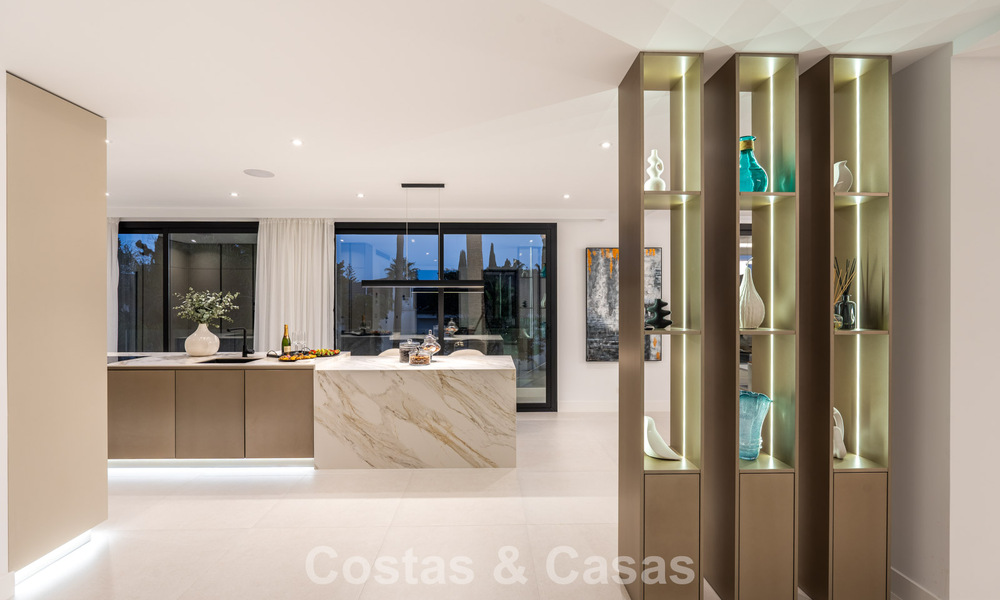 Luxueus gerenoveerde villa te koop op een steenworp van het strand in Oost Marbella 776429