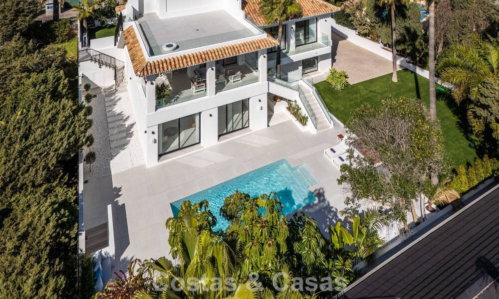 Luxueus gerenoveerde villa te koop op een steenworp van het strand in Oost Marbella 776441