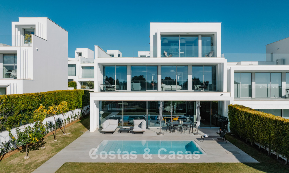 Halfvrijstaande woning te koop, frontlinie golf, in een gated community van Sotogrande, Costa del Sol 775998