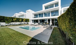 Halfvrijstaande woning te koop, frontlinie golf, in een gated community van Sotogrande, Costa del Sol 775999 