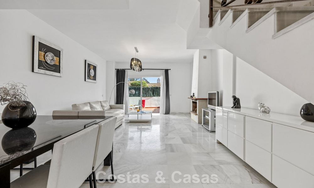 Ruim herenhuis te koop in een eerstelijnsstrand complex op de New Golden Mile tussen Marbella en Estepona 776011