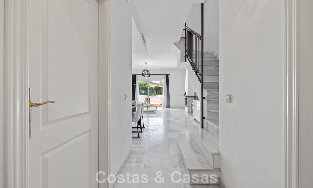 Ruim herenhuis te koop in een eerstelijnsstrand complex op de New Golden Mile tussen Marbella en Estepona 776013