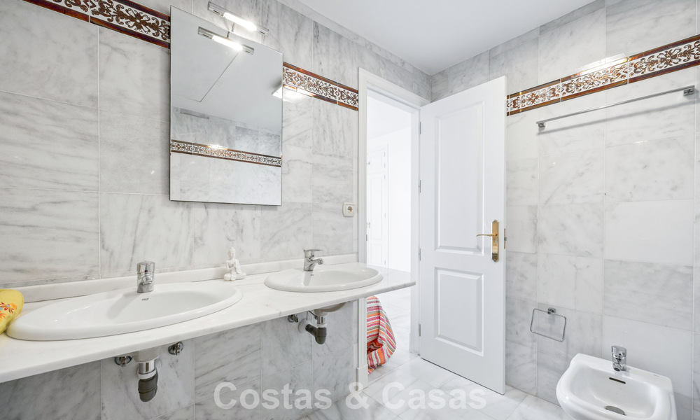 Ruim herenhuis te koop in een eerstelijnsstrand complex op de New Golden Mile tussen Marbella en Estepona 776018