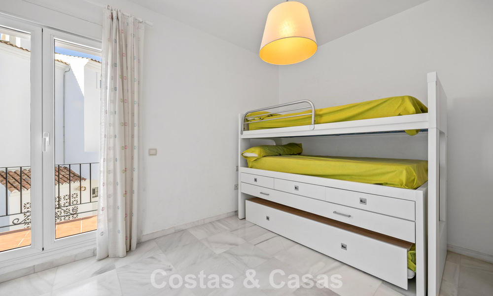 Ruim herenhuis te koop in een eerstelijnsstrand complex op de New Golden Mile tussen Marbella en Estepona 776019