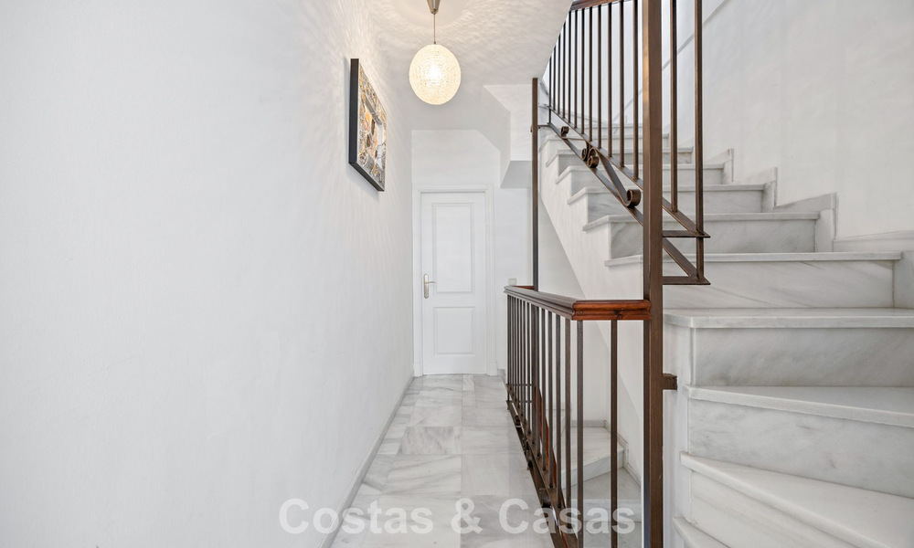 Ruim herenhuis te koop in een eerstelijnsstrand complex op de New Golden Mile tussen Marbella en Estepona 776020
