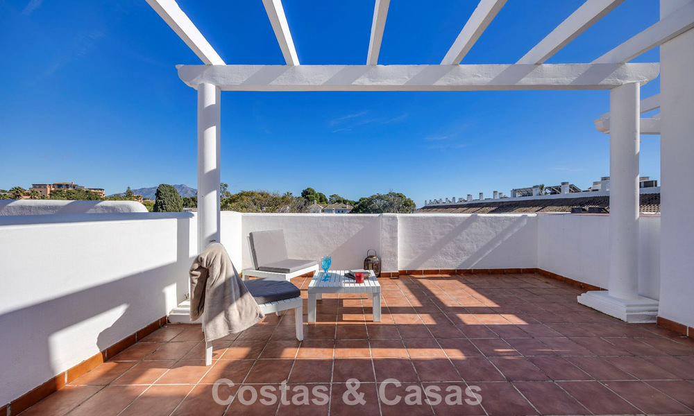 Ruim herenhuis te koop in een eerstelijnsstrand complex op de New Golden Mile tussen Marbella en Estepona 776021