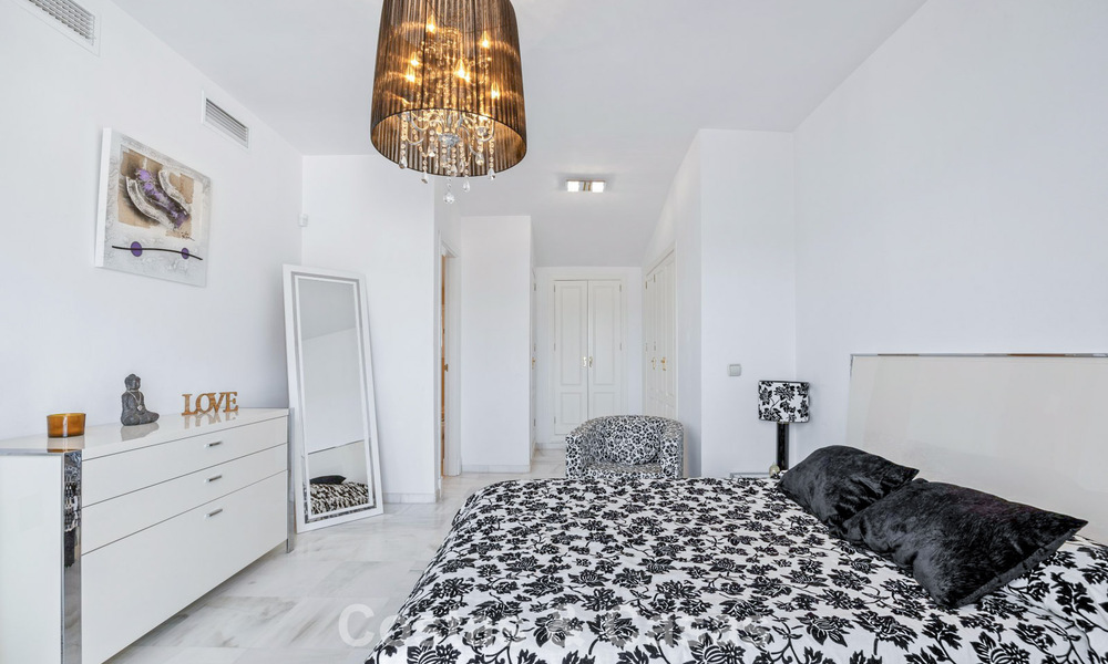 Ruim herenhuis te koop in een eerstelijnsstrand complex op de New Golden Mile tussen Marbella en Estepona 776022