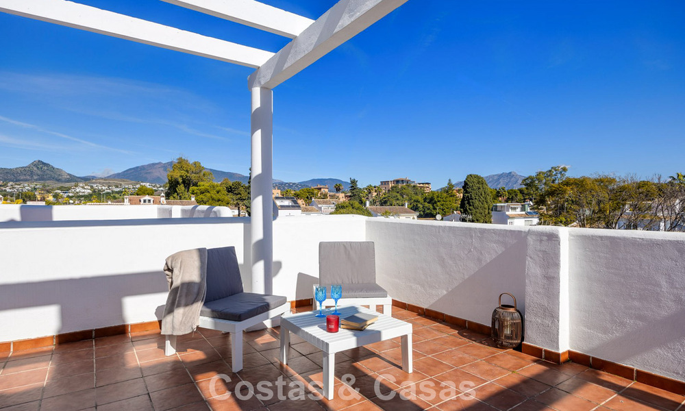 Ruim herenhuis te koop in een eerstelijnsstrand complex op de New Golden Mile tussen Marbella en Estepona 776023