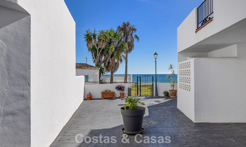 Ruim herenhuis te koop in een eerstelijnsstrand complex op de New Golden Mile tussen Marbella en Estepona 776025
