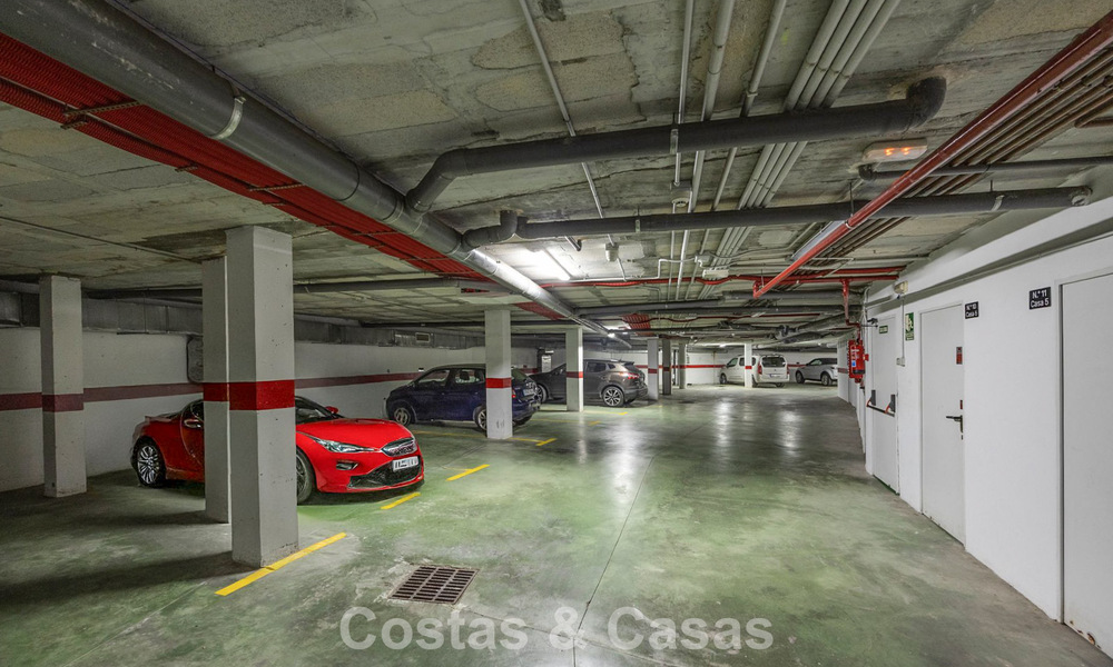 Ruim herenhuis te koop in een eerstelijnsstrand complex op de New Golden Mile tussen Marbella en Estepona 776026