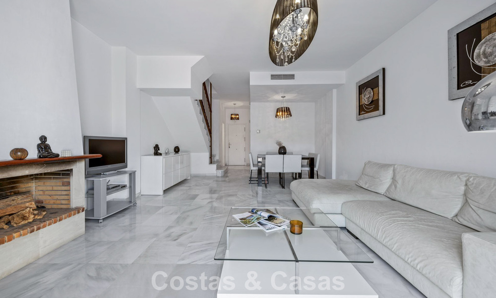 Ruim herenhuis te koop in een eerstelijnsstrand complex op de New Golden Mile tussen Marbella en Estepona 776029