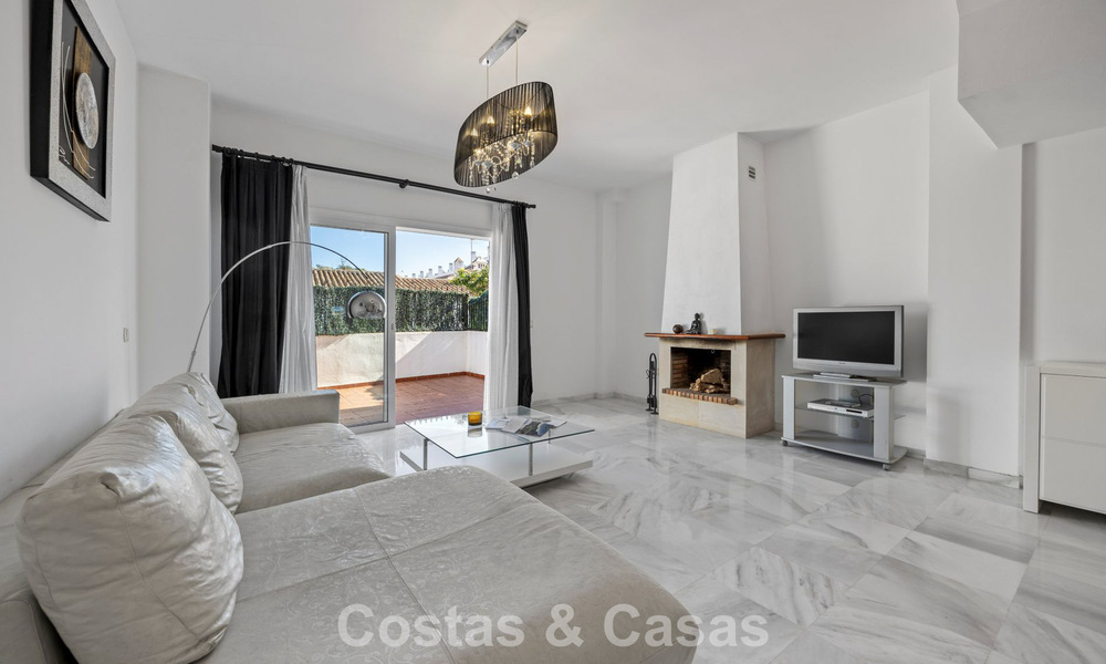 Ruim herenhuis te koop in een eerstelijnsstrand complex op de New Golden Mile tussen Marbella en Estepona 776033