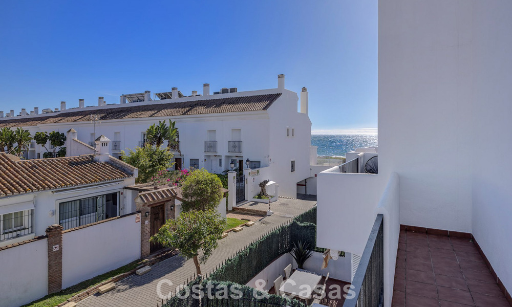 Ruim herenhuis te koop in een eerstelijnsstrand complex op de New Golden Mile tussen Marbella en Estepona 776035