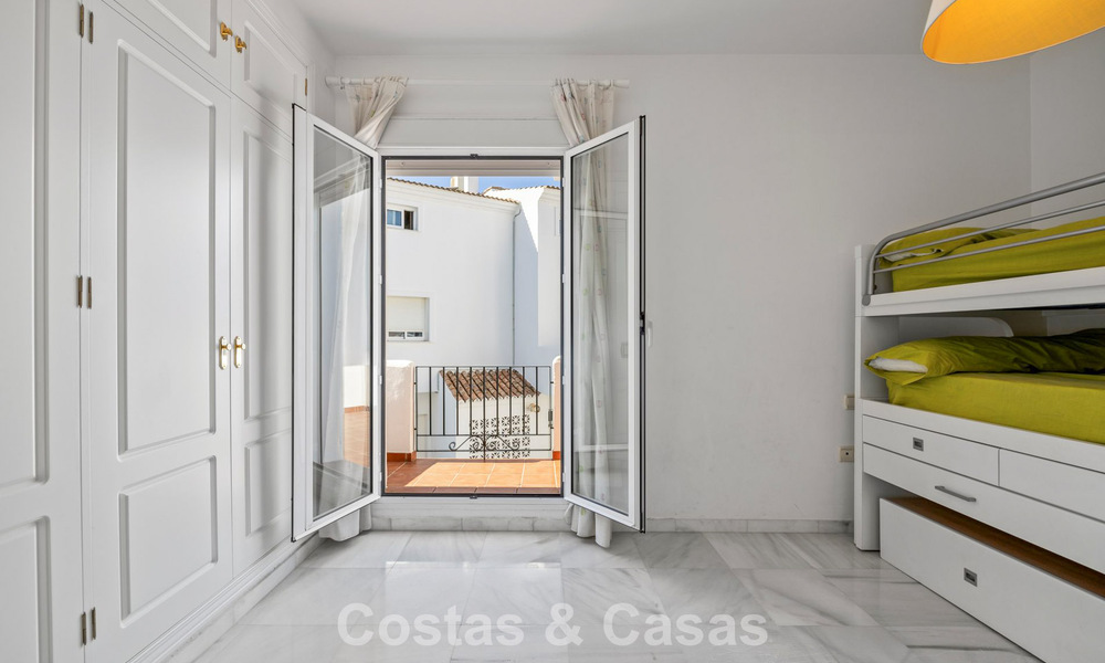 Ruim herenhuis te koop in een eerstelijnsstrand complex op de New Golden Mile tussen Marbella en Estepona 776037