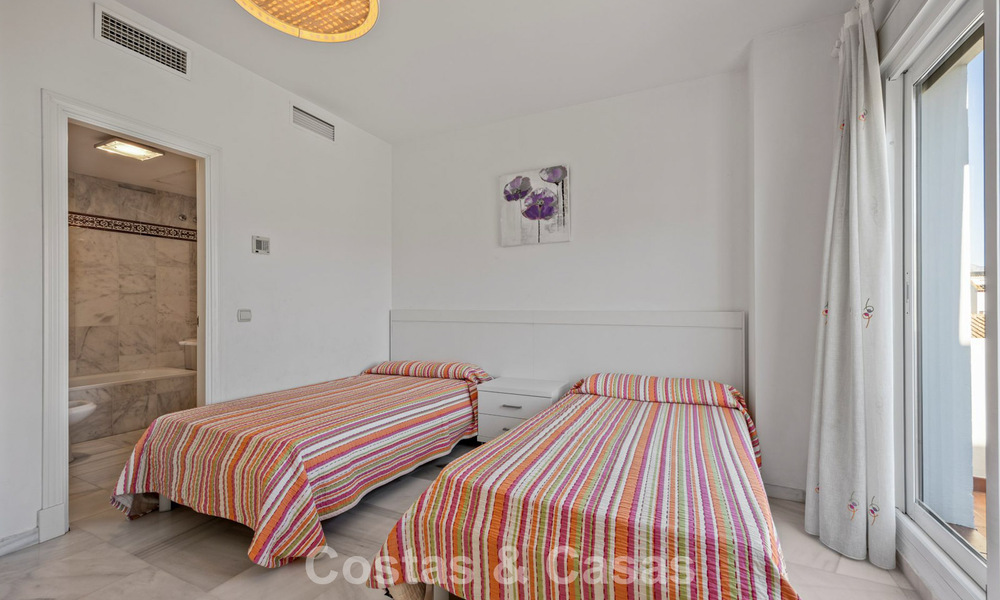 Ruim herenhuis te koop in een eerstelijnsstrand complex op de New Golden Mile tussen Marbella en Estepona 776038