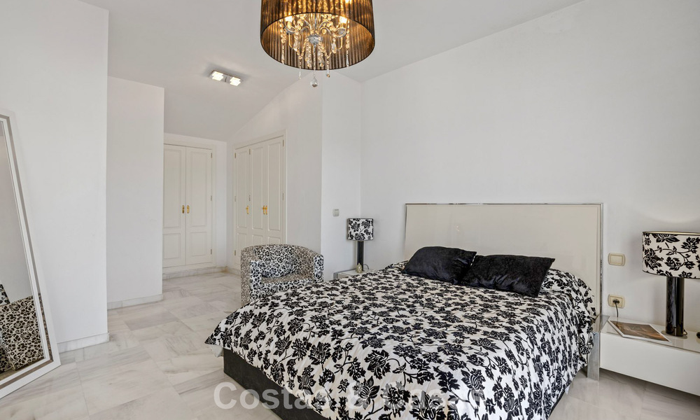 Ruim herenhuis te koop in een eerstelijnsstrand complex op de New Golden Mile tussen Marbella en Estepona 776042