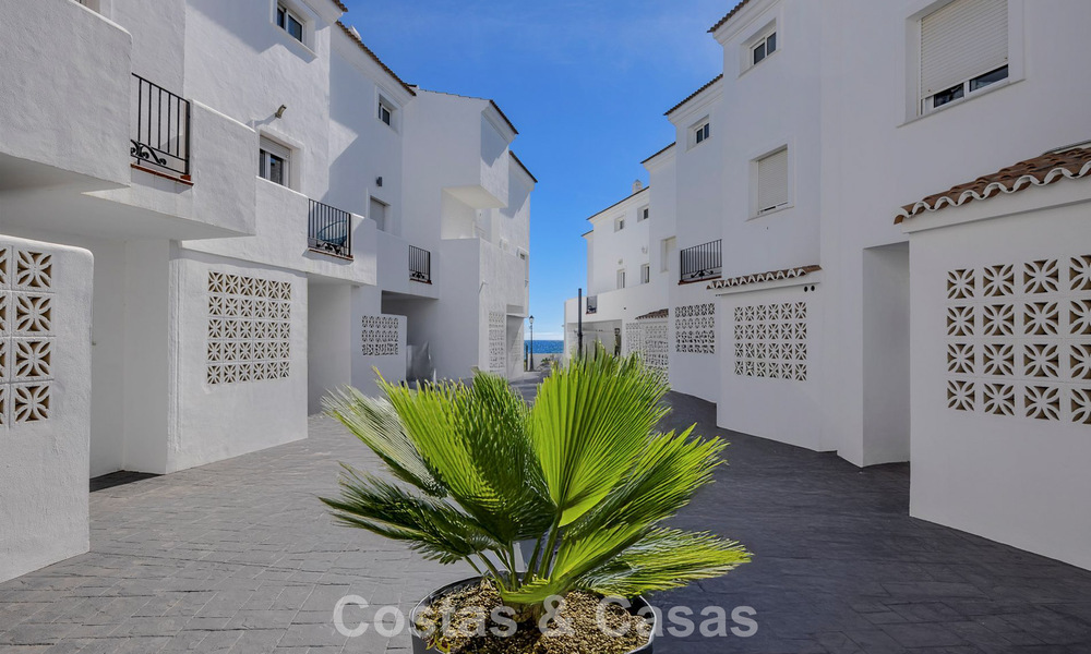 Ruim herenhuis te koop in een eerstelijnsstrand complex op de New Golden Mile tussen Marbella en Estepona 776044