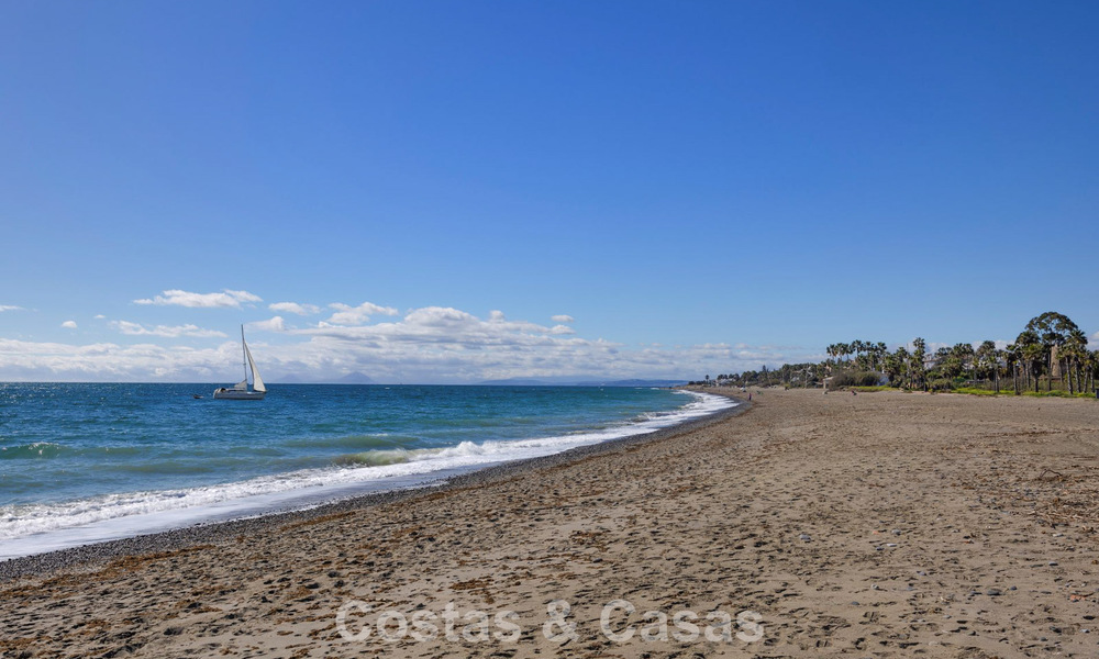 Ruim herenhuis te koop in een eerstelijnsstrand complex op de New Golden Mile tussen Marbella en Estepona 776045