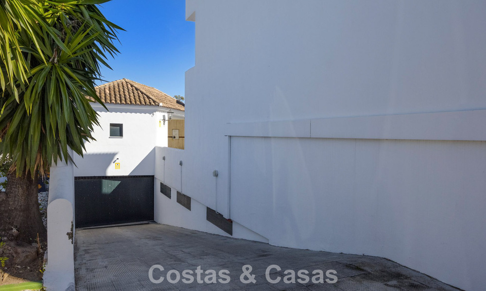 Ruim herenhuis te koop in een eerstelijnsstrand complex op de New Golden Mile tussen Marbella en Estepona 776046