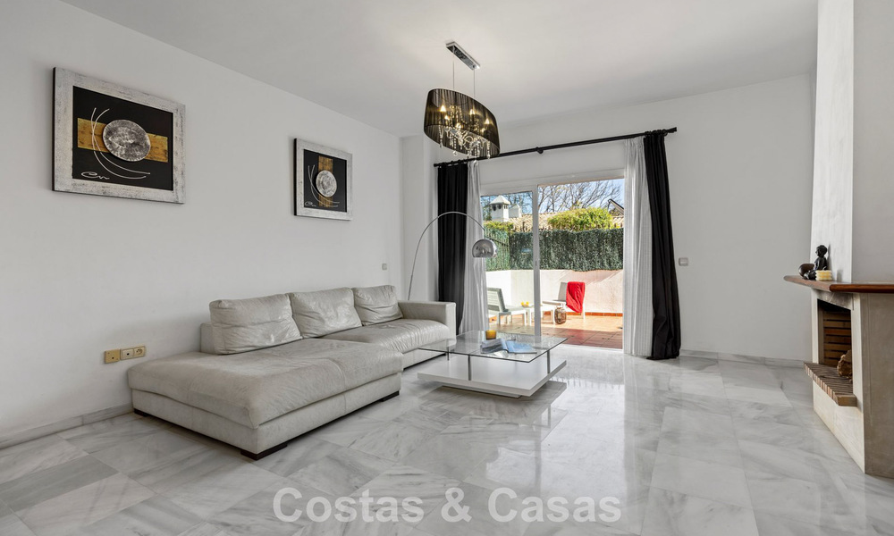 Ruim herenhuis te koop in een eerstelijnsstrand complex op de New Golden Mile tussen Marbella en Estepona 776049