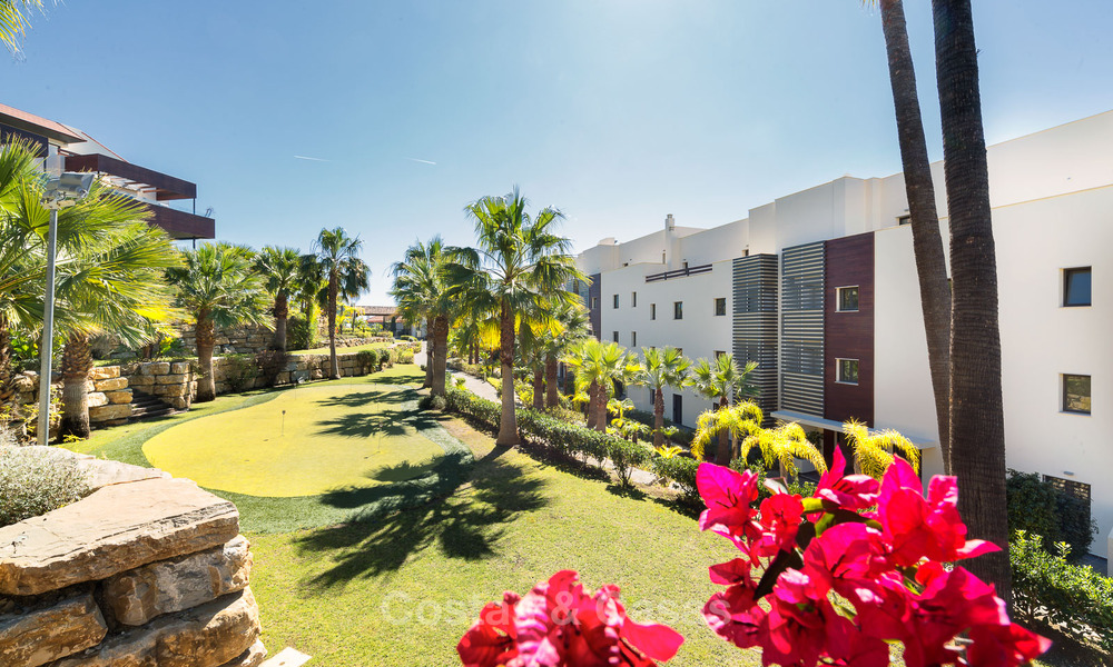 Eigentijdse golf appartementen te koop in een 5-sterren golfresort, New Golden Mile, Marbella - Benahavis 807032