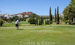 Eigentijdse golf appartementen te koop in een 5-sterren golfresort, New Golden Mile, Marbella - Benahavis 807052 