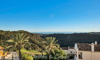 Spaans herenhuis met zeezicht te koop, in een rustige, beveiligde community in de heuvels van Benahavis - Marbella 776233 