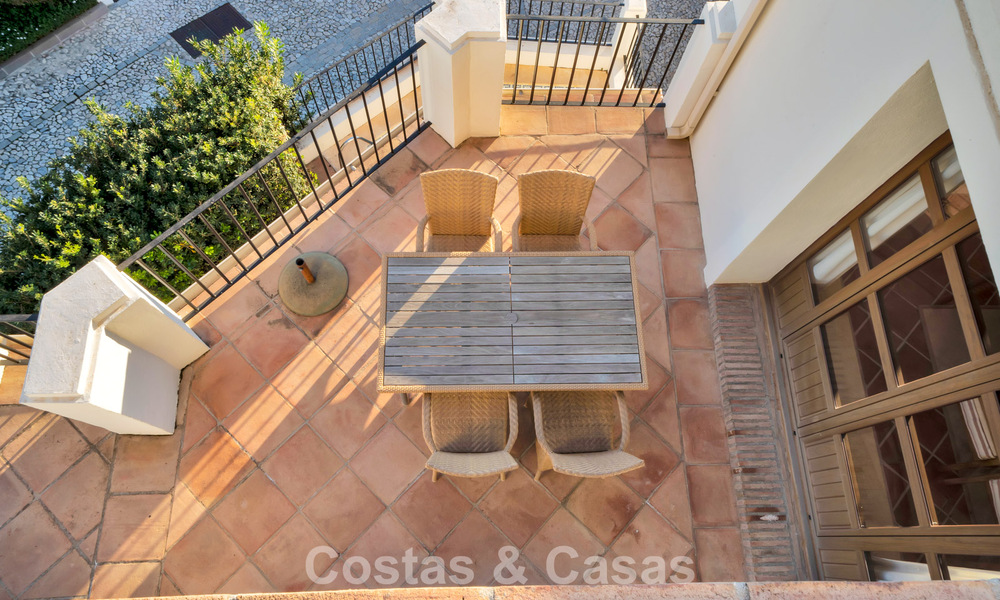 Spaans herenhuis met zeezicht te koop, in een rustige, beveiligde community in de heuvels van Benahavis - Marbella 776234