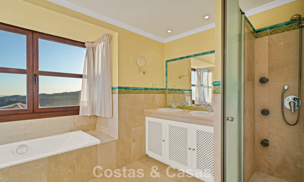 Spaans herenhuis met zeezicht te koop, in een rustige, beveiligde community in de heuvels van Benahavis - Marbella 776235