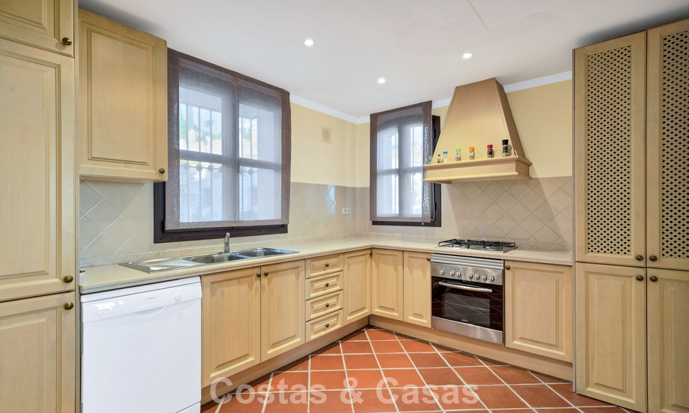 Spaans herenhuis met zeezicht te koop, in een rustige, beveiligde community in de heuvels van Benahavis - Marbella 776236
