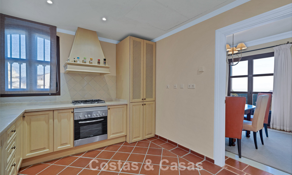 Spaans herenhuis met zeezicht te koop, in een rustige, beveiligde community in de heuvels van Benahavis - Marbella 776237