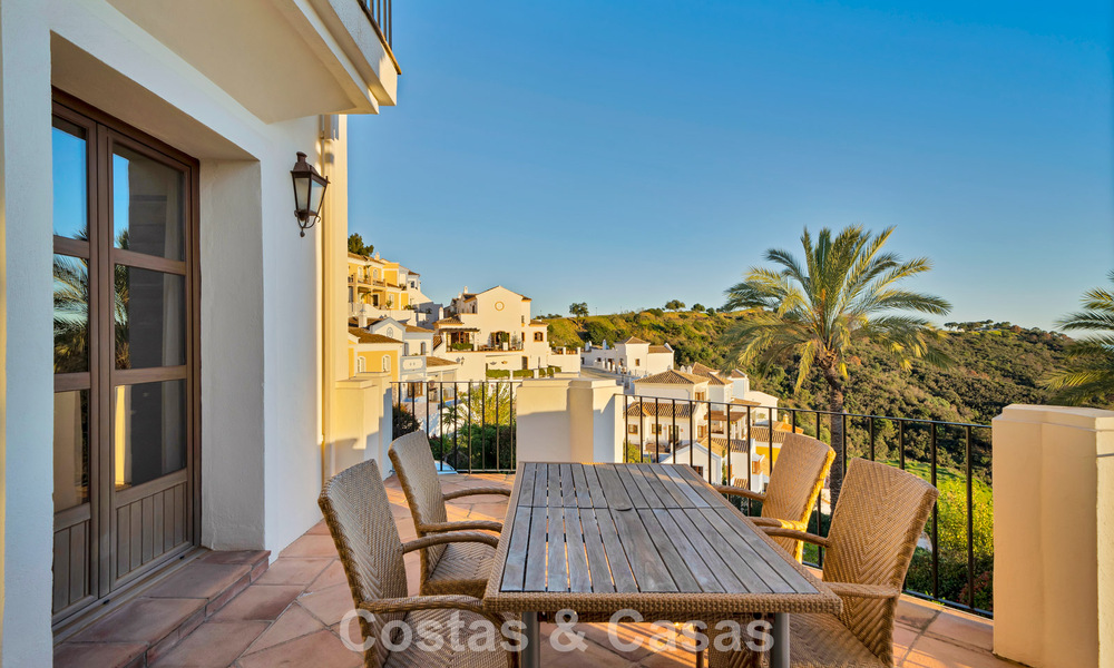 Spaans herenhuis met zeezicht te koop, in een rustige, beveiligde community in de heuvels van Benahavis - Marbella 776238