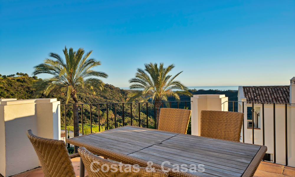 Spaans herenhuis met zeezicht te koop, in een rustige, beveiligde community in de heuvels van Benahavis - Marbella 776239
