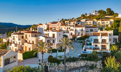 Spaans herenhuis met zeezicht te koop, in een rustige, beveiligde community in de heuvels van Benahavis - Marbella 776240
