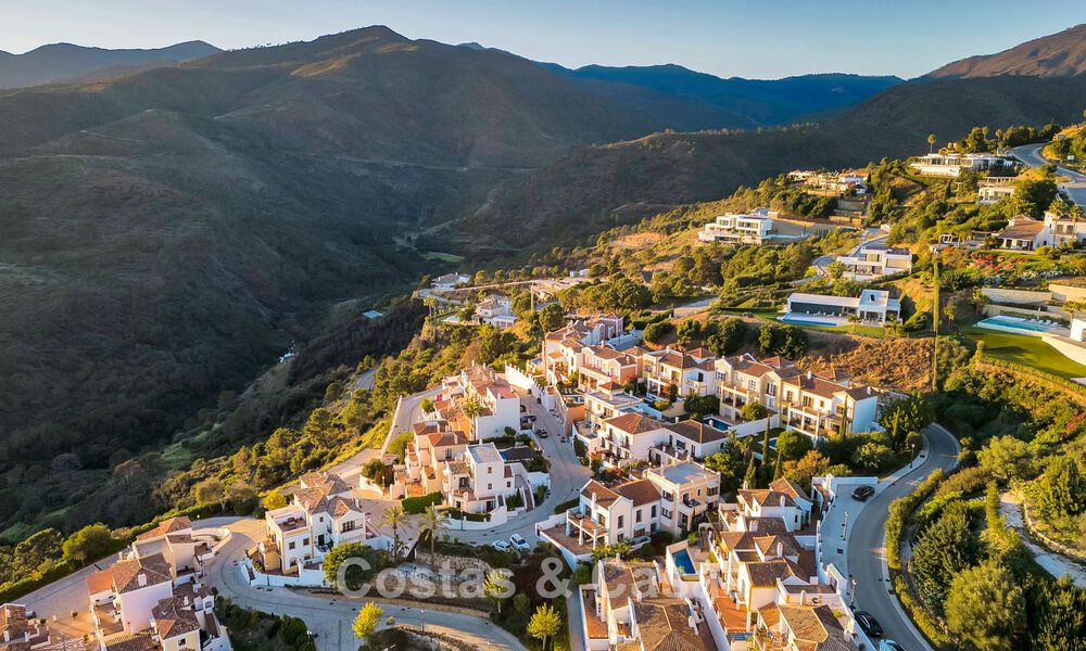 Spaans herenhuis met zeezicht te koop, in een rustige, beveiligde community in de heuvels van Benahavis - Marbella 776241