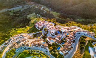 Spaans herenhuis met zeezicht te koop, in een rustige, beveiligde community in de heuvels van Benahavis - Marbella 776242 