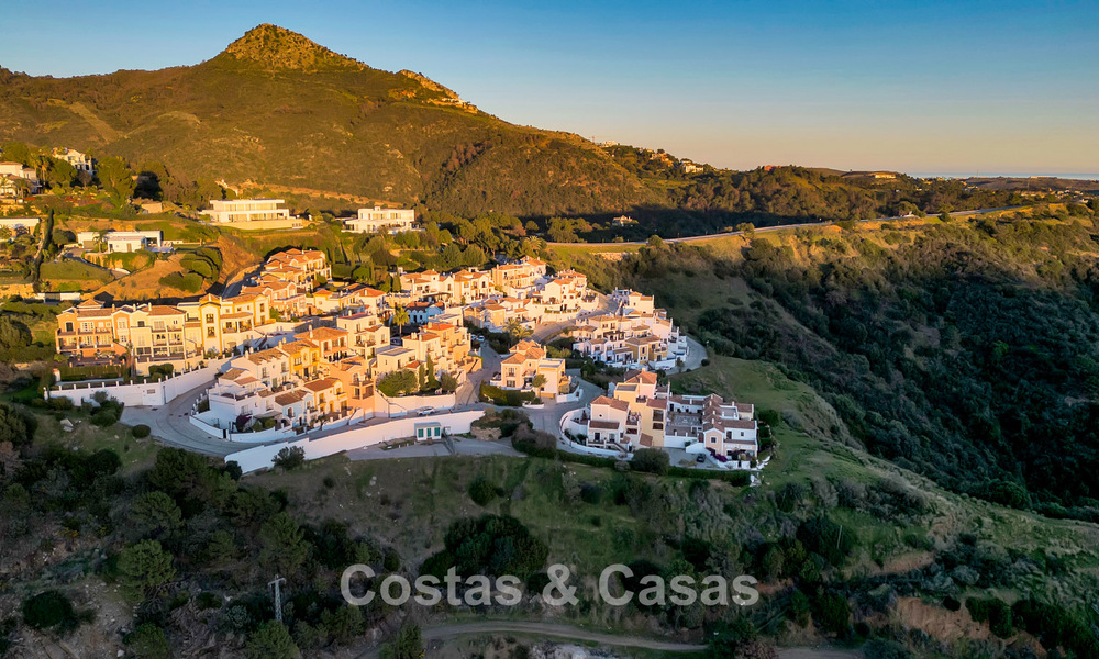 Spaans herenhuis met zeezicht te koop, in een rustige, beveiligde community in de heuvels van Benahavis - Marbella 776244