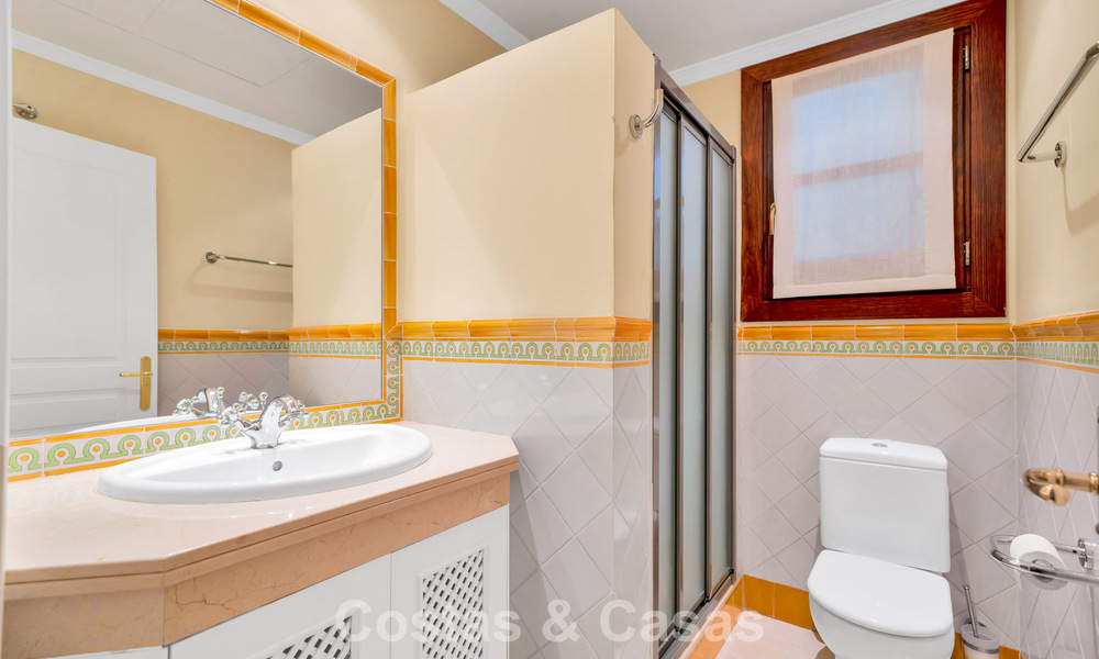 Spaans herenhuis met zeezicht te koop, in een rustige, beveiligde community in de heuvels van Benahavis - Marbella 776251