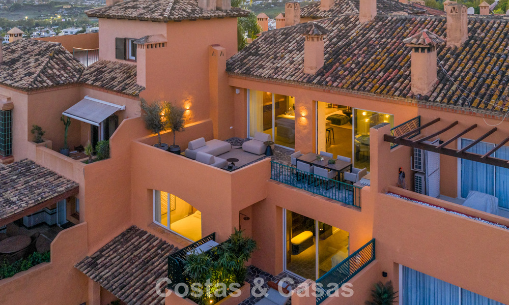 Modern gerenoveerd duplex penthouse te koop, op korte afstand van voorzieningen in Nueva Andalucia’s golfvallei, Marbella 793356